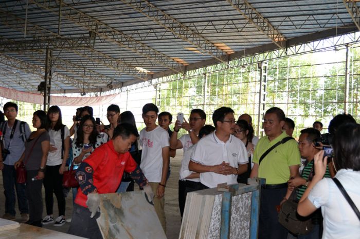 金艾陶瓷磚品牌董事長向媒體記者介紹產(chǎn)品