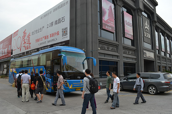 金艾陶員工乘大巴出發(fā)前往清遠(yuǎn)