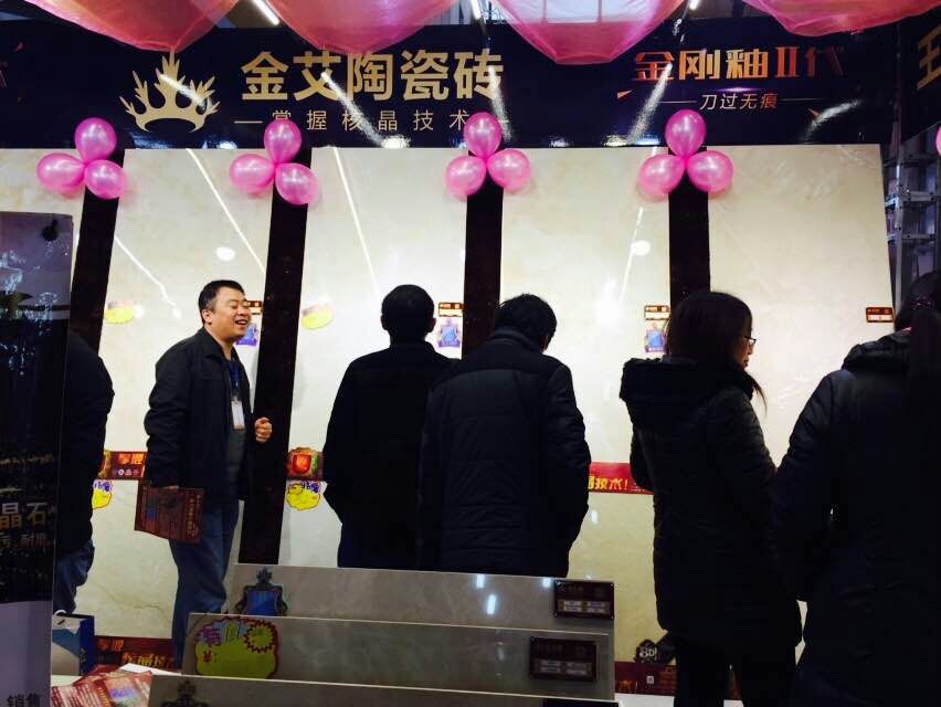 金艾陶瓷磚工作人員與顧客交談