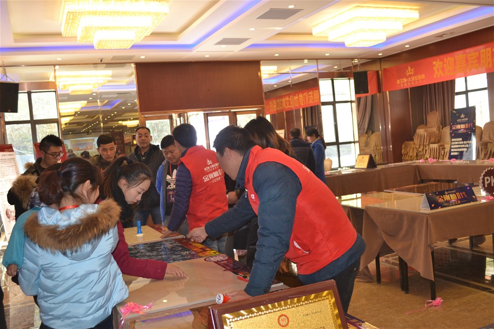 金艾陶瓷磚工作人員為瓷磚代理商朋友詳細介紹金剛釉II代產(chǎn)品