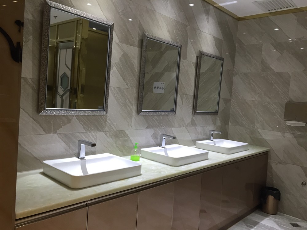 KTV洗手間墻、地面采用金艾陶瓷磚全拋釉愛丁堡-天堡石KYP8062鋪貼