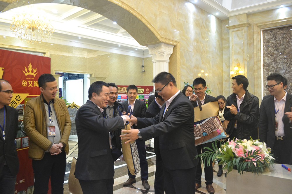 金艾陶瓷磚營(yíng)銷總監(jiān)劉鴻瑞為壽星送上生日禮物