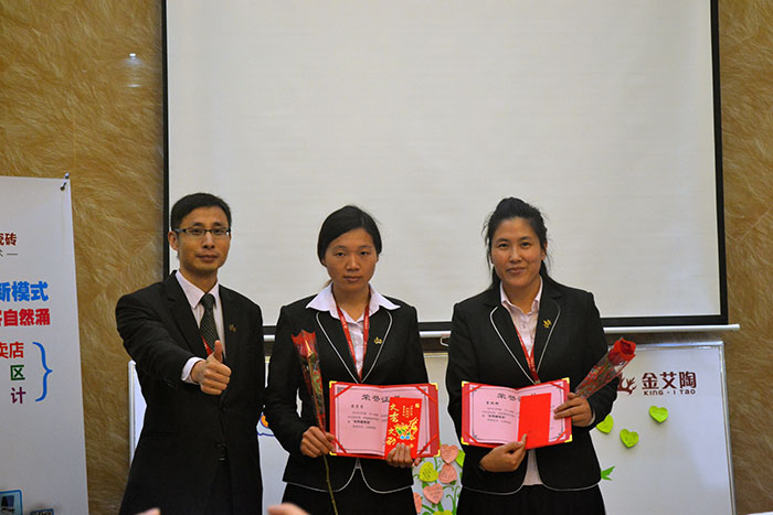 金艾陶瓷磚網(wǎng)銷部運營總監(jiān)劉小良為2015金艾陶優(yōu)秀服務(wù)獎頒獎