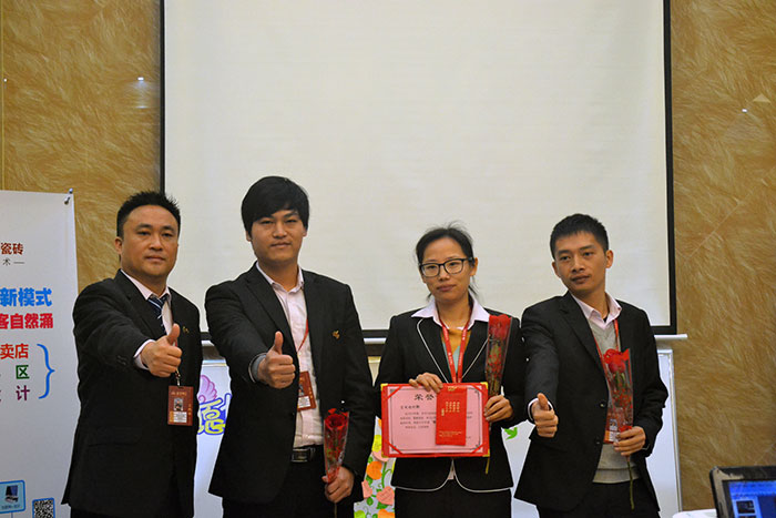 金艾陶瓷磚營銷總經(jīng)理羅勝為2015年團隊合作獎（空間設(shè)計部）頒獎