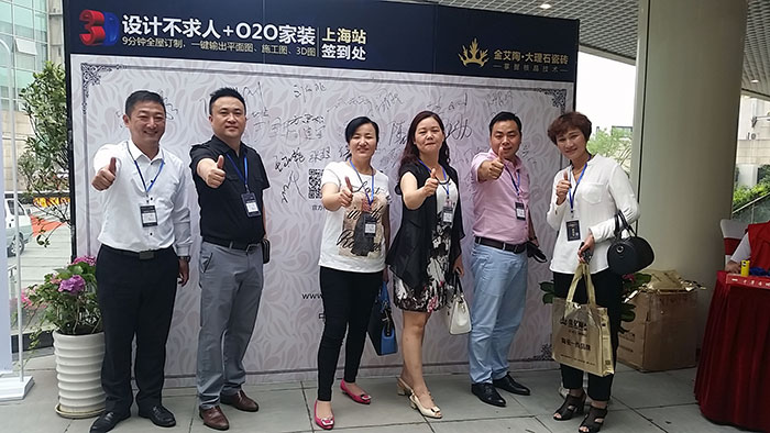 金艾陶瓷磚品牌營銷總經(jīng)理羅勝先生與嘉賓合影