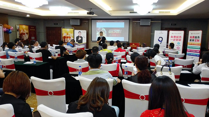 金艾陶瓷磚品牌營銷總經(jīng)理羅勝先生介紹金艾陶新品