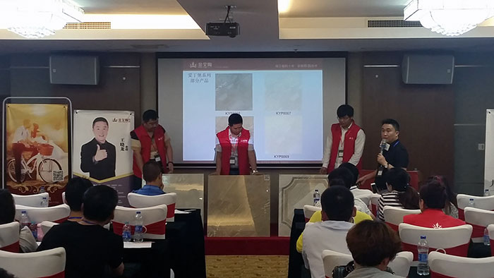 金艾陶瓷磚品牌營銷總經(jīng)理羅勝先生現(xiàn)場展示金艾陶新品