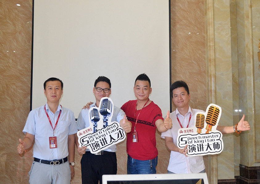 銷售線獲獎人員上臺領(lǐng)獎