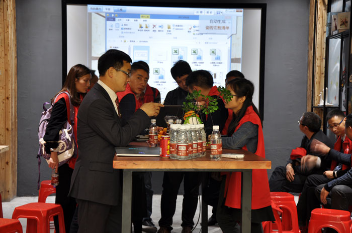 “時代賦予同樣的場景不同的意義”，緊跟時代的發(fā)展，傳統(tǒng)企業(yè)轉(zhuǎn)型成了當今的趨勢，金艾陶瓷磚品牌開創(chuàng)O2O+體驗店模式，以便贏得新的發(fā)展。