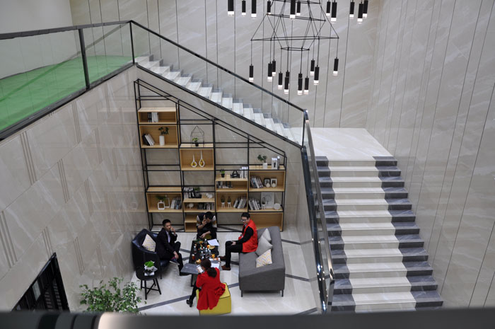 “一帶一路  設(shè)計(jì)營銷”，與O2O零售新模式攜手，2017年，金艾陶將勇往直前，開拓新戰(zhàn)場！