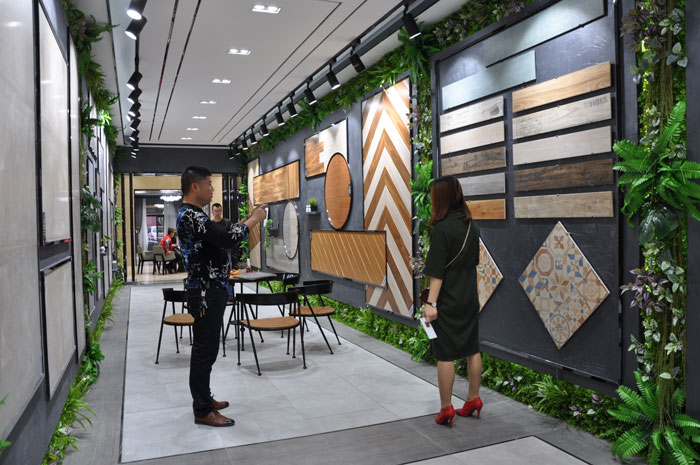 “一帶一路  設(shè)計(jì)營銷”，與O2O零售新模式攜手，2017年，金艾陶將勇往直前，開拓新戰(zhàn)場！