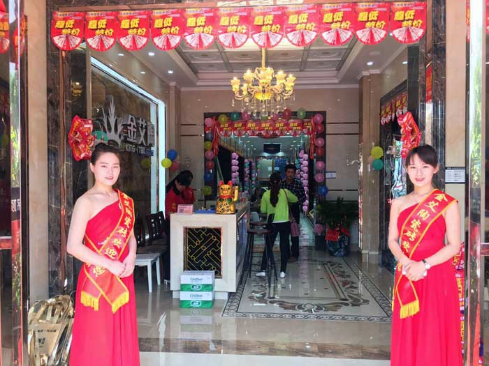 5月27日，在歡快鑼鼓和震撼禮炮的簇擁下，岳陽金艾陶銷售團隊、金艾陶總部營銷總經(jīng)理羅勝、銷區(qū)經(jīng)理何端武、市場部策劃黃偉以及現(xiàn)場100多名岳陽業(yè)主共同見證了金艾陶瓷磚岳陽600平米專賣店耀世開業(yè)的歷史性一刻，本次活動吸引了50多位業(yè)主成功下單。
