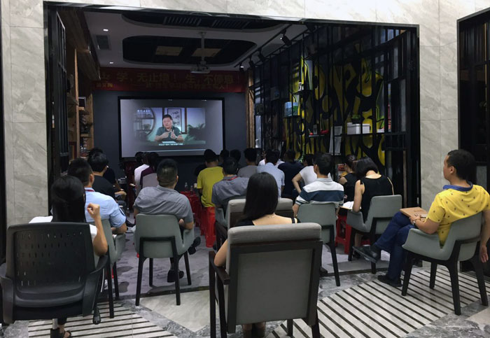 2017年7月1日，陶瓷一線品牌金艾陶瓷磚管理層、銷售精英齊聚總部O2O體驗區(qū)舉行“學，無止境！生，不停息”學習分享會。此次分享會中，與會人員就學習《關(guān)鍵對話》進行交流與分享，佛山樊登讀書會還派遣了兩位工作人員跟我們分享學習心得。