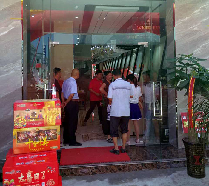 2017年7月12日，安徽葉集金寨彩旗飄揚(yáng)，鑼鼓齊響、人聲鼎沸。來自金寨數(shù)百名業(yè)主齊聚活動現(xiàn)場，共同見證陶瓷一線品牌金艾陶瓷磚葉集店的盛大開業(yè)。