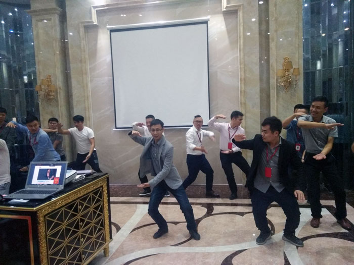 2017年11月2日晚，生命不息，學(xué)習(xí)不止金艾陶法定學(xué)習(xí)日，11月全公司人員學(xué)習(xí)會(huì)圓滿結(jié)束，一起分享《干法》，樂于工作，開心生活，即使在苦難中，只要拼命工作，就能帶來不可思議的好運(yùn)。過好每一天，就是成功之道！