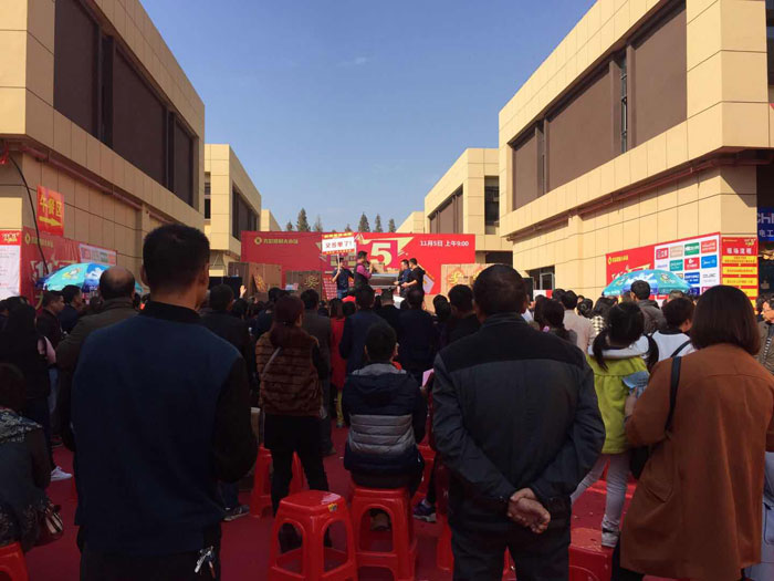 2017年11月5日，百盟光彩建材大市場邀約30家品牌商家聯(lián)合舉辦了本次的家居建材團購會，參加活動的消費者將現(xiàn)場的氛圍不斷推向高潮，金艾陶瓷磚品牌展位無論人氣、銷售都取得空前成功，彰顯品牌大氣風范。