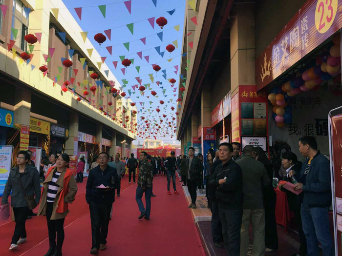 2017年11月5日，百盟光彩建材大市場邀約30家品牌商家聯(lián)合舉辦了本次的家居建材團購會，參加活動的消費者將現(xiàn)場的氛圍不斷推向高潮，金艾陶瓷磚品牌展位無論人氣、銷售都取得空前成功，彰顯品牌大氣風范。