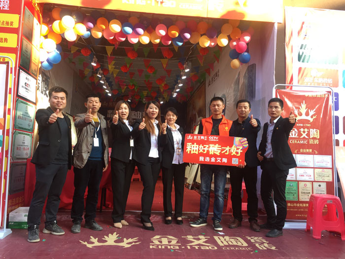 2017年11月5日，百盟光彩建材大市場邀約30家品牌商家聯(lián)合舉辦了本次的家居建材團購會，參加活動的消費者將現(xiàn)場的氛圍不斷推向高潮，金艾陶瓷磚品牌展位無論人氣、銷售都取得空前成功，彰顯品牌大氣風范。