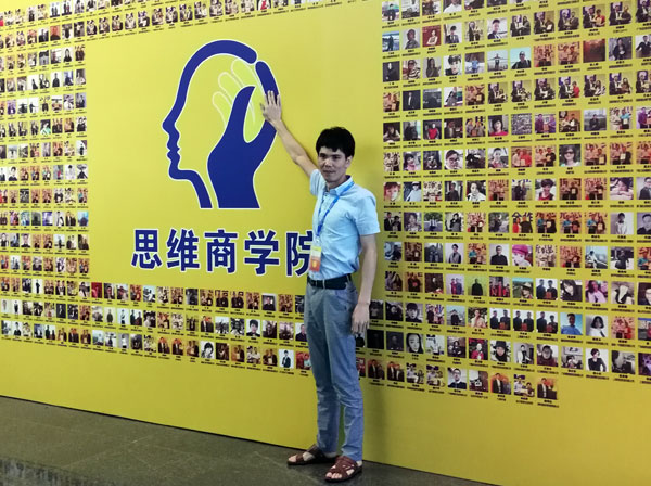 如今，80后已經(jīng)成長為壯年，逐漸成為各個(gè)崗位的重要負(fù)責(zé)人，因生活的洗禮變得理性而不再?zèng)_動(dòng)?！?0后”，他們青春洋溢，在各個(gè)崗位上都沖在最前線?！?0后”獨(dú)具個(gè)性和魅力，已然成為各行各業(yè)主力軍代表人物。作為80后典型的創(chuàng)業(yè)成功代表陶瓷一線品牌 金艾陶瓷磚 龍川總代理吳金星與他的銷售團(tuán)隊(duì)便是其中之一。