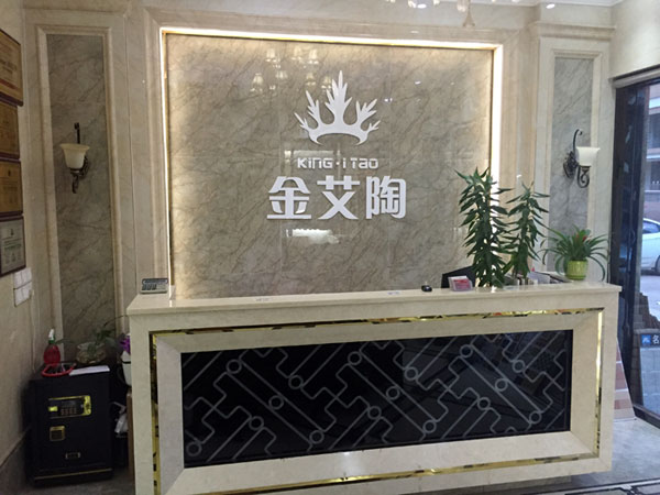 如今，80后已經(jīng)成長為壯年，逐漸成為各個(gè)崗位的重要負(fù)責(zé)人，因生活的洗禮變得理性而不再?zèng)_動(dòng)?！?0后”，他們青春洋溢，在各個(gè)崗位上都沖在最前線?！?0后”獨(dú)具個(gè)性和魅力，已然成為各行各業(yè)主力軍代表人物。作為80后典型的創(chuàng)業(yè)成功代表陶瓷一線品牌 金艾陶瓷磚 龍川總代理吳金星與他的銷售團(tuán)隊(duì)便是其中之一。