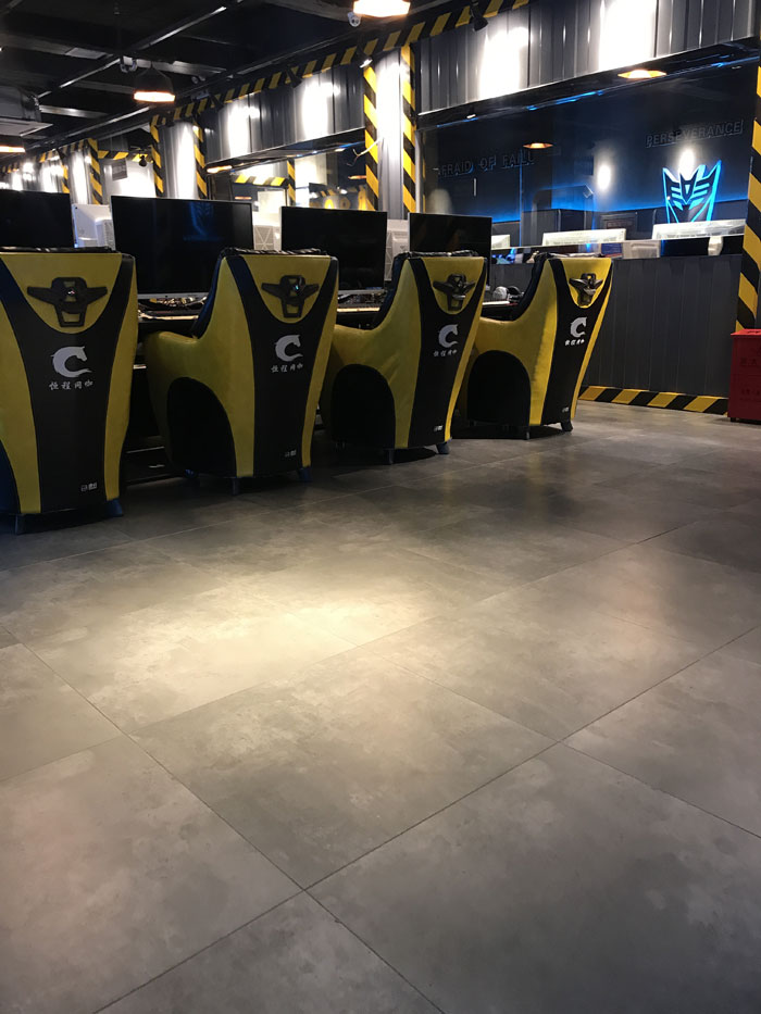 金艾陶現(xiàn)代仿古磚案例:別說了，一起去這個(gè)1000方的網(wǎng)咖開黑！