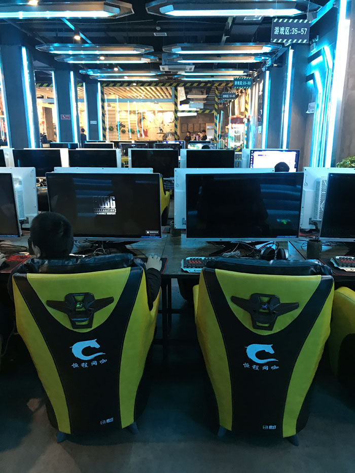 金艾陶現(xiàn)代仿古磚案例:別說了，一起去這個(gè)1000方的網(wǎng)咖開黑！