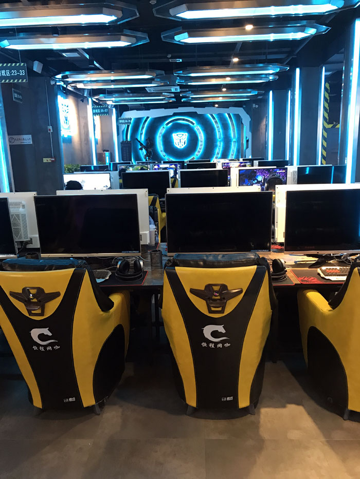 金艾陶現(xiàn)代仿古磚案例:別說了，一起去這個(gè)1000方的網(wǎng)咖開黑！