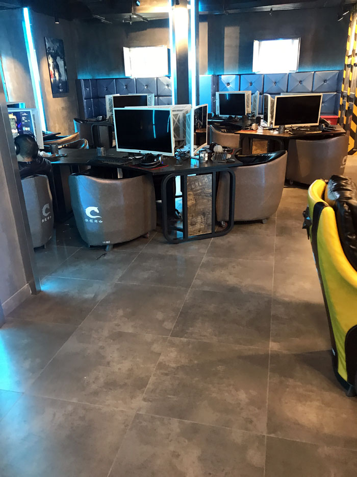 金艾陶現(xiàn)代仿古磚案例:別說了，一起去這個(gè)1000方的網(wǎng)咖開黑！