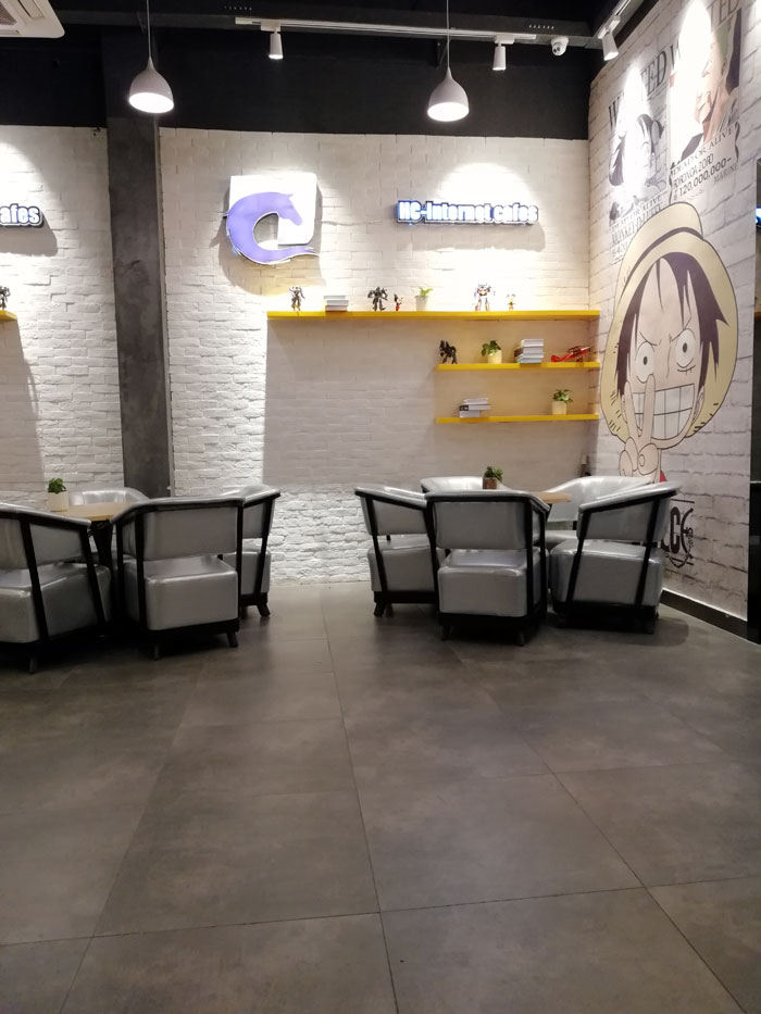 金艾陶現(xiàn)代仿古磚案例:別說了，一起去這個(gè)1000方的網(wǎng)咖開黑！