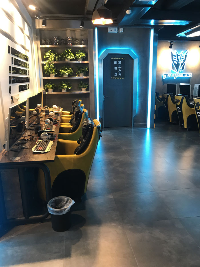 金艾陶現(xiàn)代仿古磚案例:別說了，一起去這個(gè)1000方的網(wǎng)咖開黑！