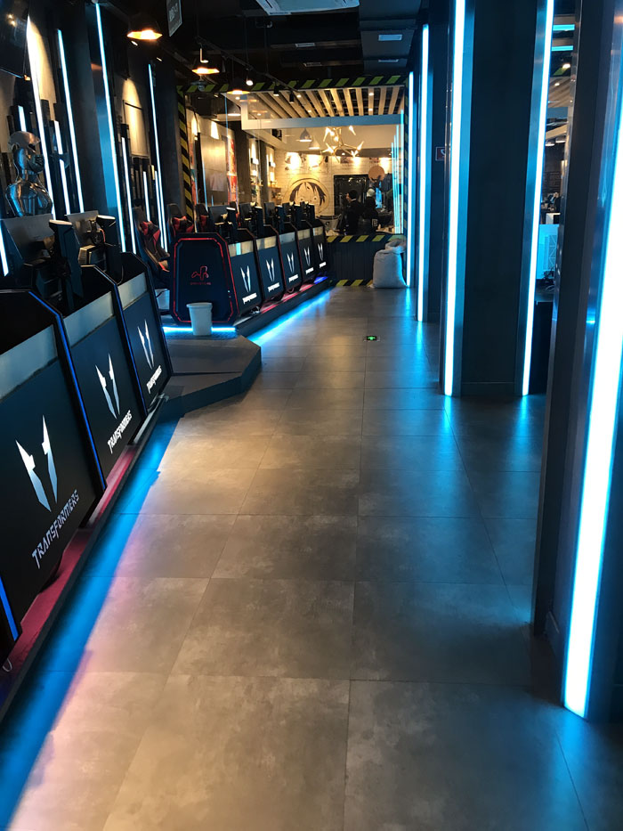 金艾陶現(xiàn)代仿古磚案例:別說了，一起去這個(gè)1000方的網(wǎng)咖開黑！