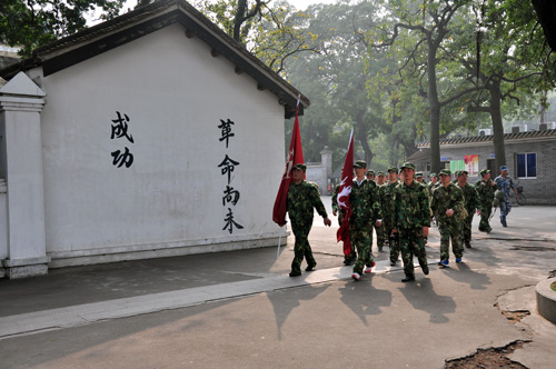 金艾陶在廣州黃埔軍校進(jìn)行軍事拓展特訓(xùn)