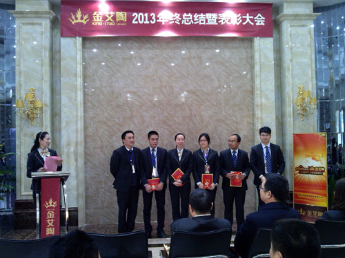 營(yíng)銷總經(jīng)理羅勝為優(yōu)秀員工頒獎(jiǎng)